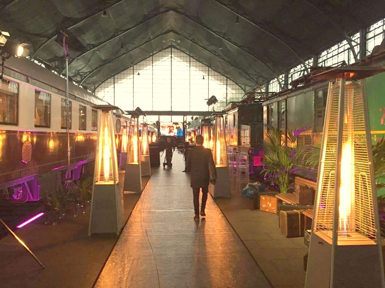 Pasillo de un evento nocturno con setas de gas encendidas