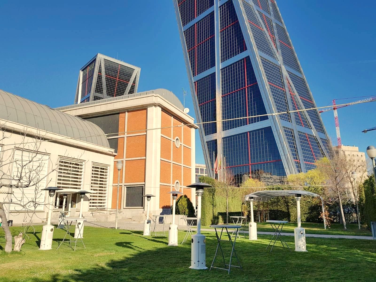 Jardín de un evento junto a las Torres KIO con setas de calor