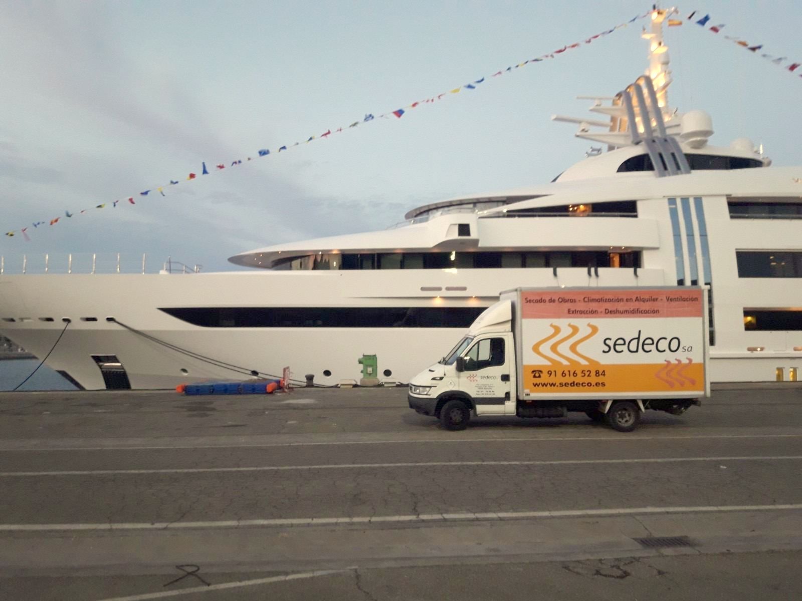 Furgoneta de SEDECO en un evento en un puerto