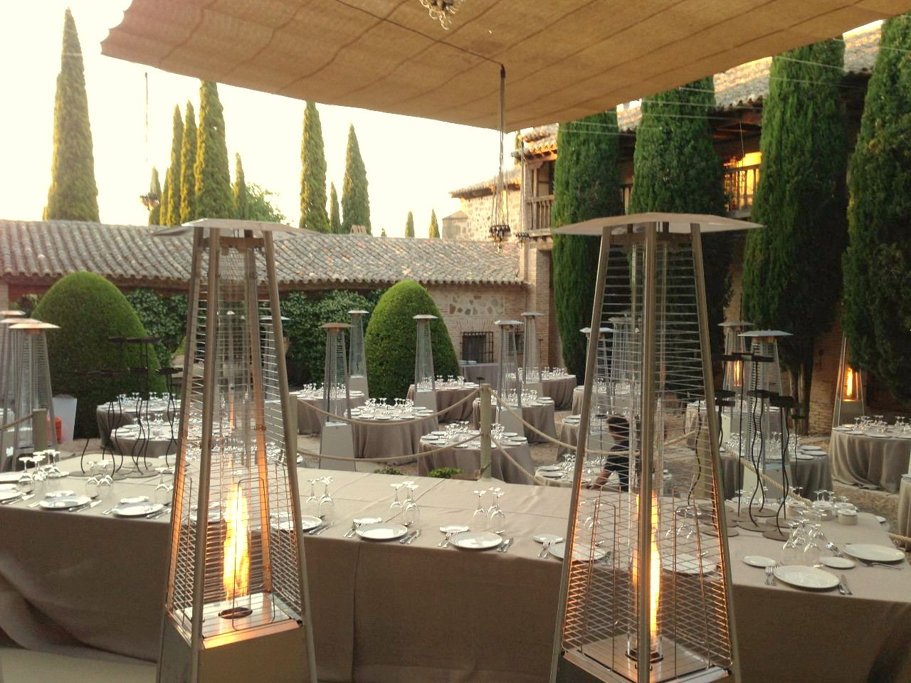 Estufas de exterior a gas encendidas en la terraza de un evento
