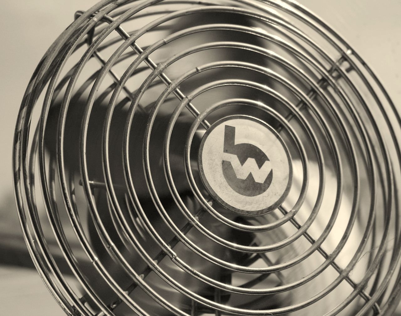 Rejilla de un ventilador industrial en primer plano